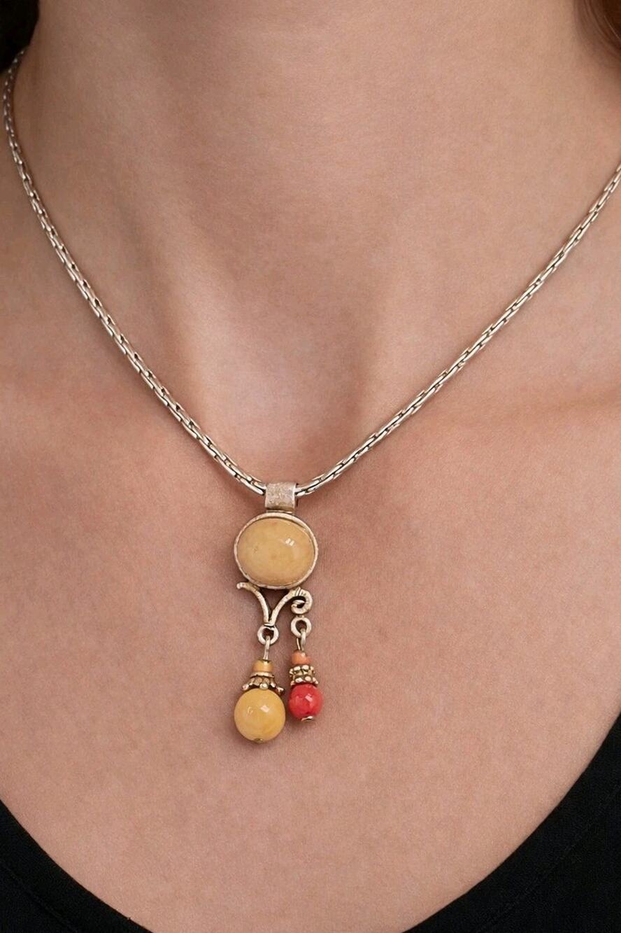 Boho Stone Pendant and Silver-tone Chain Necklace, Cream & Red Vintage rd03-9